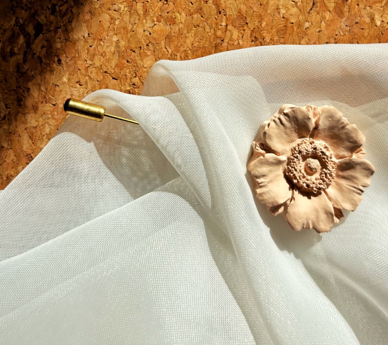 Pregadeira aço inóxidável dourado com apontamento florido