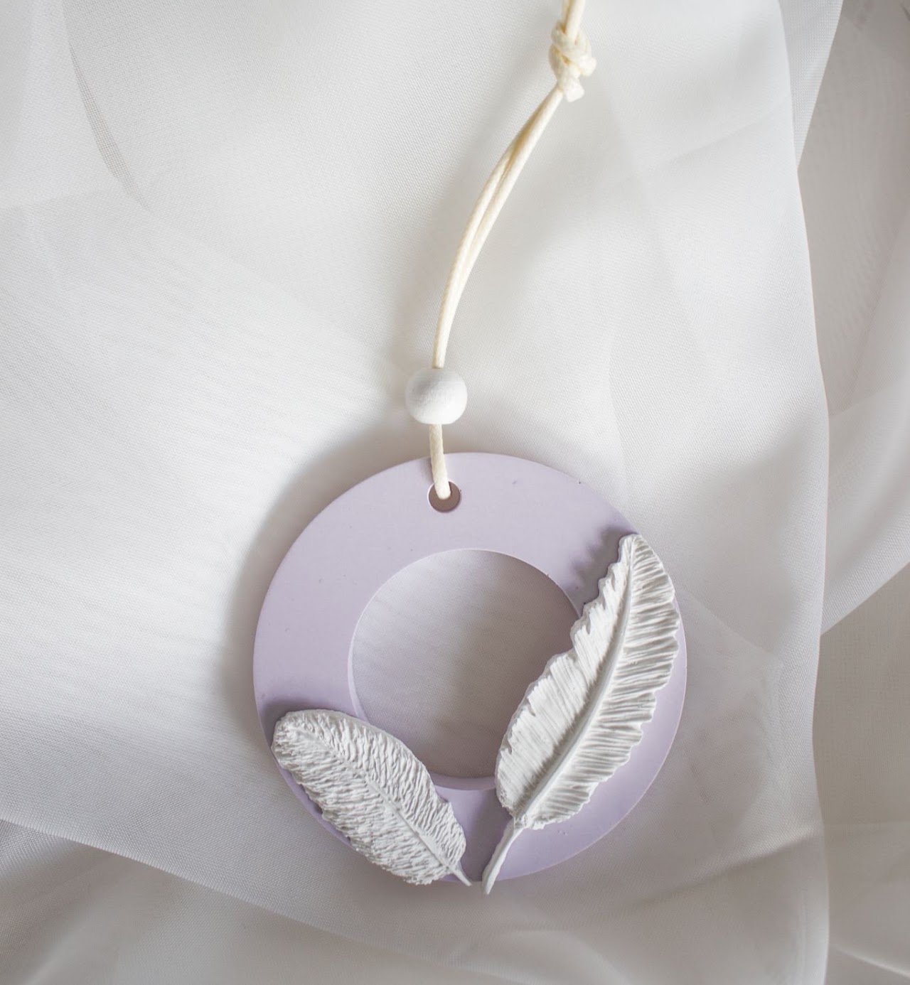 Pendentes argola com elementos (exemplo folhas)