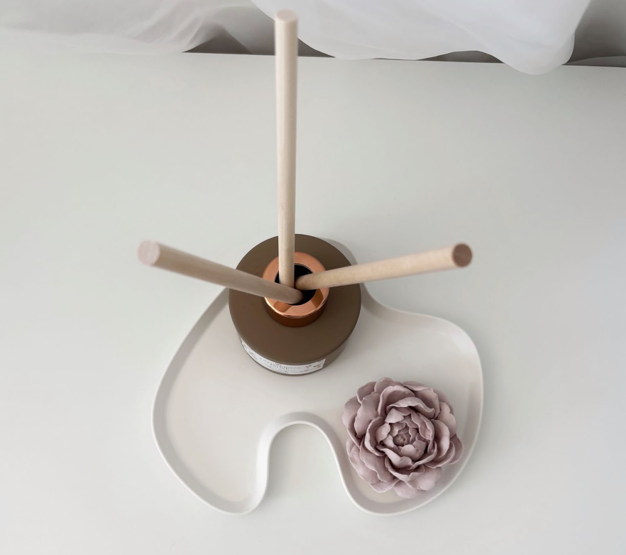 Difusor Mikado sobre base branca com flor
