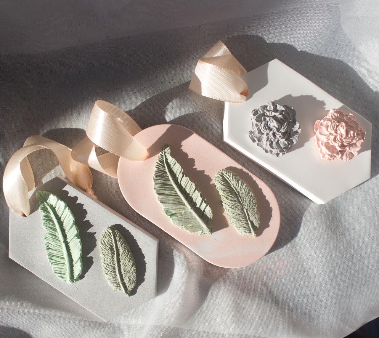 Pendentes artesanais em tons pastel